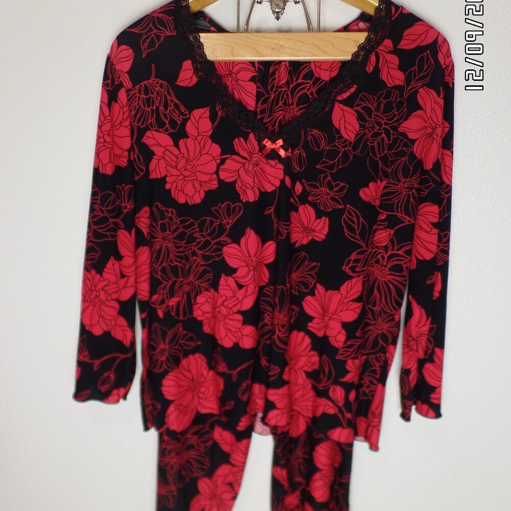 Studio Donatella Red and Black Super Soft 2 pc Capri Long Sleeve Pajama set  L